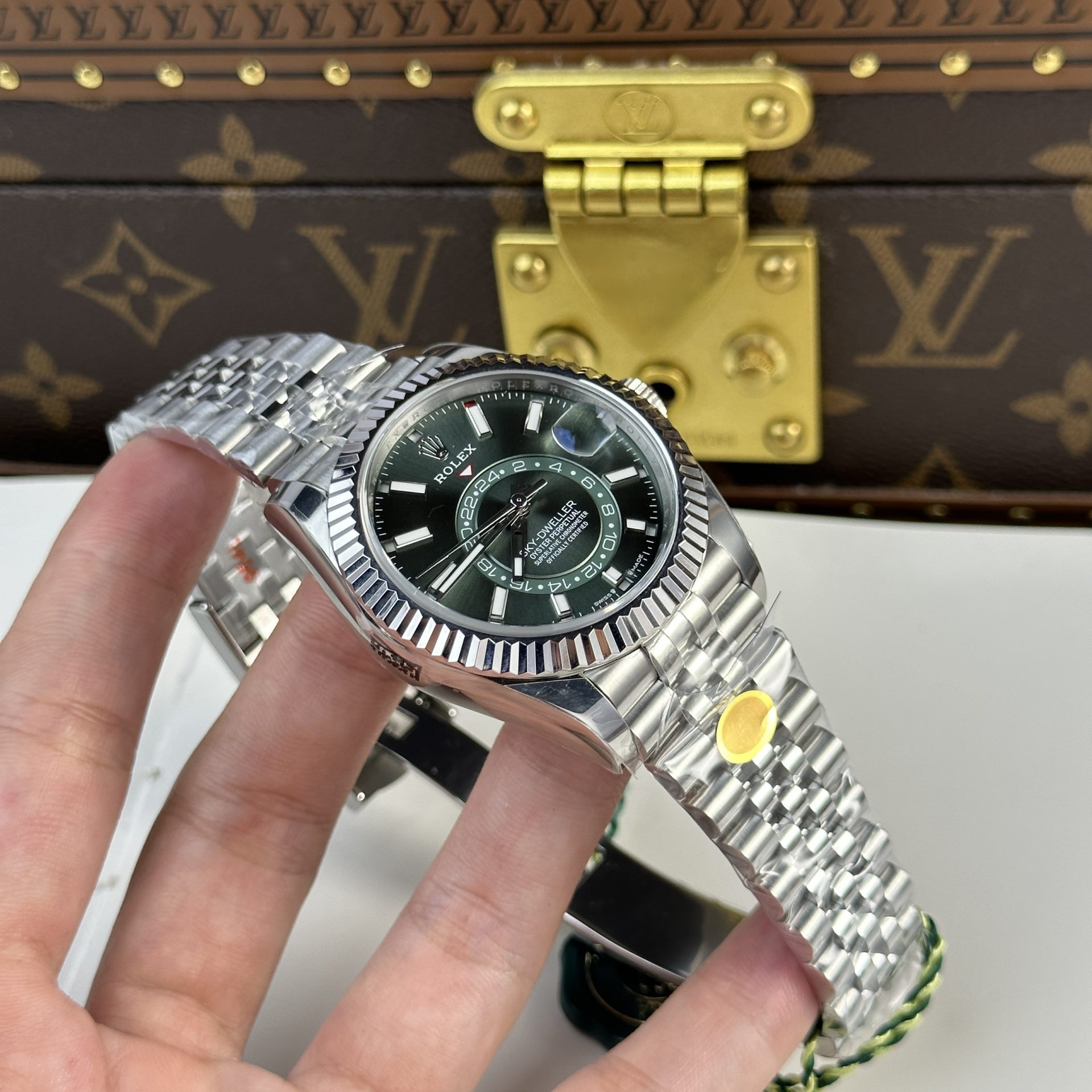 Dong Ho Rolex Rep 11 Sky Dweller 336934 Mat Xanh La Day Jubilee 42mm 1.jpg