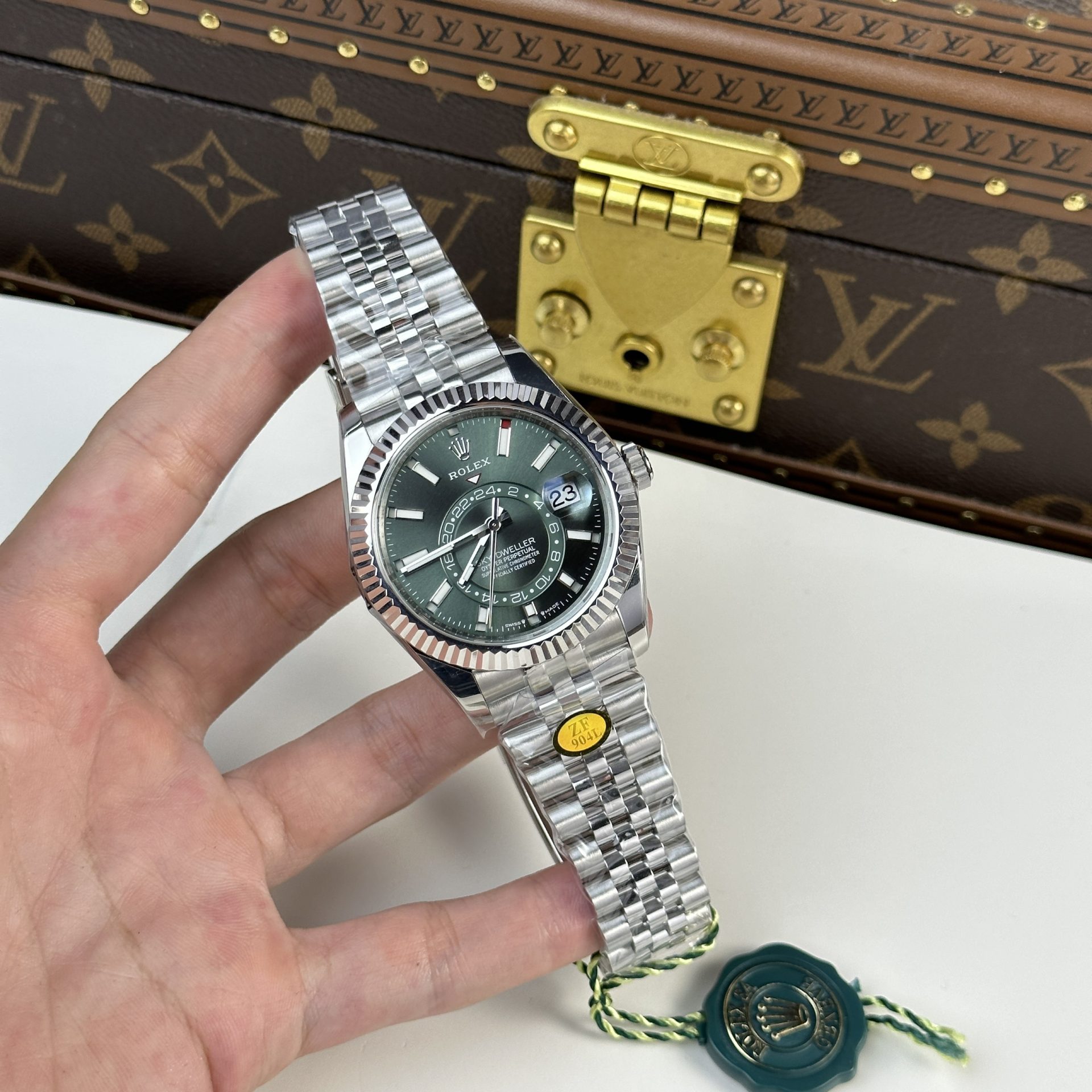 Dong Ho Rolex Rep 11 Sky Dweller 336934 Mat Xanh La Day Jubilee 42mm 4.jpg